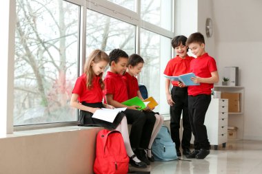 Okuldaki küçük sevimli öğrenciler.