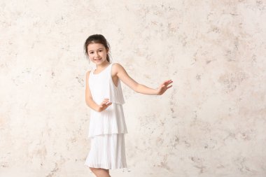 Hafif arka planda dans eden tatlı kız.