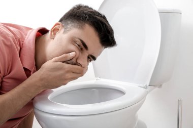 Genç adam evdeki klozetin yanında iştahsızlıktan muzdarip.