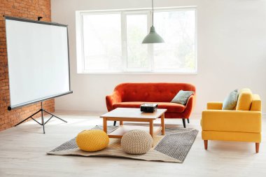 Video projektörlü odanın içi