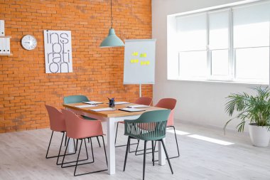 Modern ofisin iç mimarisi.