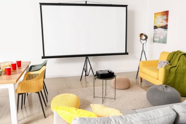 Video projektörlü odanın içi