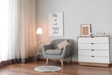 Oturma odasının iç tarafında rahat bir koltuk ve sandık.