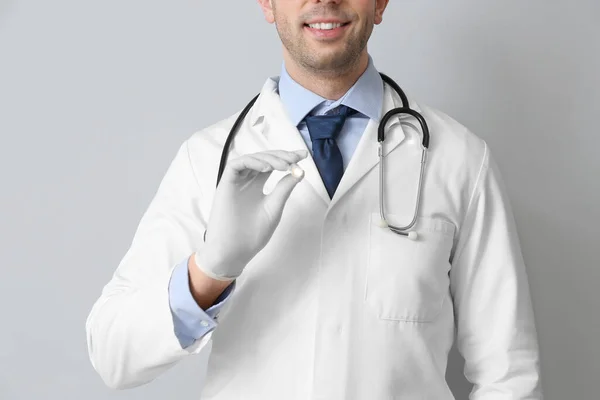 Médico Masculino Con Linterna Sobre Fondo Gris — Foto de Stock