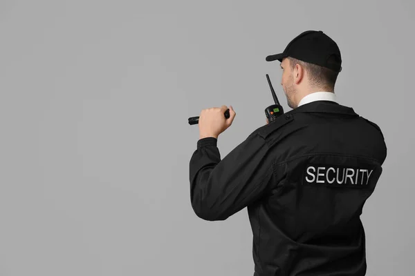 Guardia Seguridad Masculino Con Linterna Sobre Fondo Gris —  Fotos de Stock