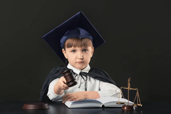 Retrato Pequeno Juiz Sentado Mesa Contra Fundo Escuro — Fotografia de Stock