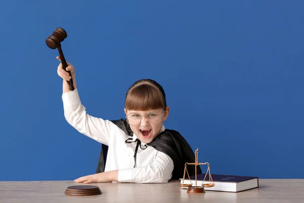 Портрет Маленького Судьи Сидящего Столом Цветном Фоне — стоковое фото