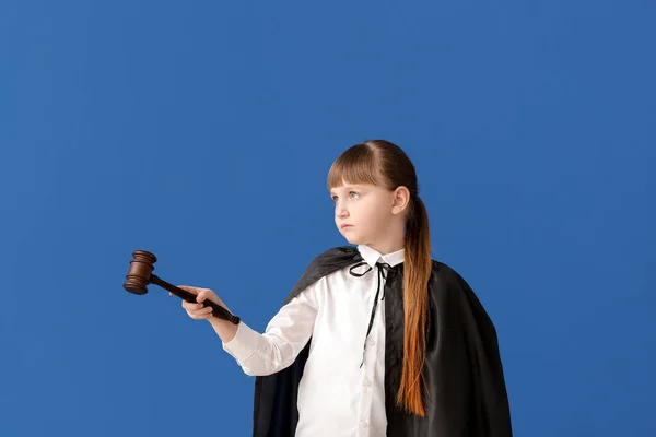 色の背景に小さな裁判官の肖像 — ストック写真