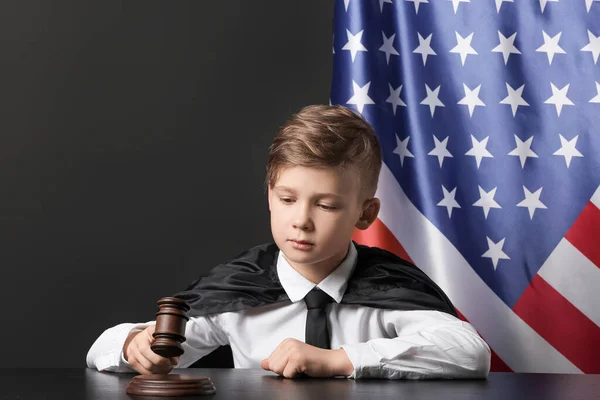 Kis Bíró Asztalnál Közel Nemzeti Zászló Usa Sötét Háttér — Stock Fotó