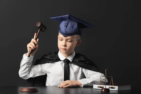 Retrato Pequeno Juiz Sentado Mesa Contra Fundo Escuro — Fotografia de Stock