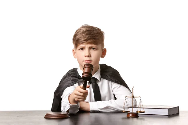 Retrato Pequeno Juiz Sentado Mesa Contra Fundo Branco — Fotografia de Stock