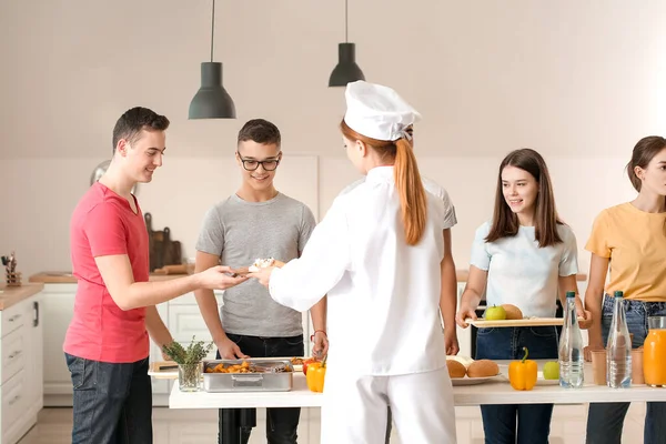 Schüler Besuchen Schulmensa Zum Mittagessen — Stockfoto