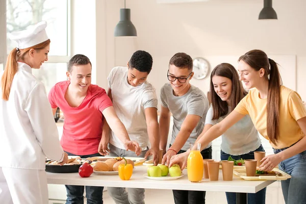 Schüler Besuchen Schulmensa Zum Mittagessen — Stockfoto