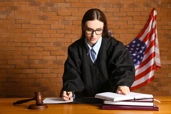 Mahkeme Salonundaki Kadın Yargıç — Stok fotoğraf
