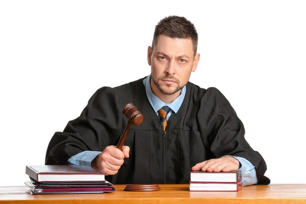 Beyaz Arka Plandaki Masada Katı Erkek Yargıç — Stok fotoğraf