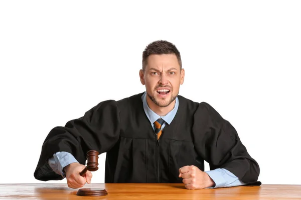 Juez Masculino Enojado Mesa Sobre Fondo Blanco — Foto de Stock