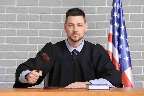 Männlicher Richter Tisch Gerichtssaal — Stockfoto