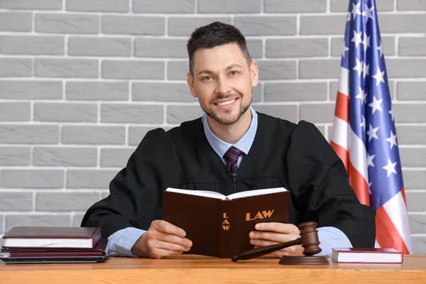 Männlicher Richter Mit Buch Tisch Gerichtssaal — Stockfoto