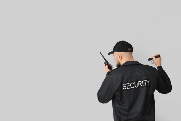 Muž Bezpečnostní Strážce Baterkou Šedém Pozadí — Stock fotografie