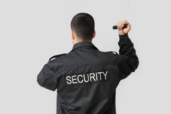 Muž Bezpečnostní Strážce Baterkou Šedém Pozadí — Stock fotografie
