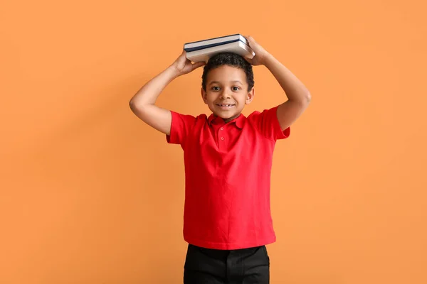 Netter Kleiner Schüler Mit Büchern Auf Farbigem Hintergrund — Stockfoto