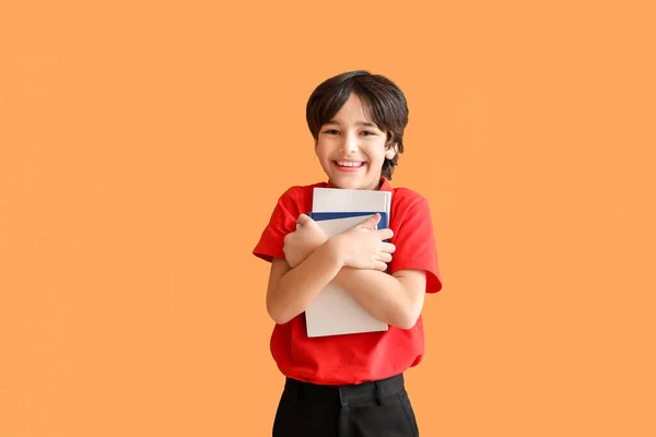 Netter Kleiner Schüler Mit Büchern Auf Farbigem Hintergrund — Stockfoto