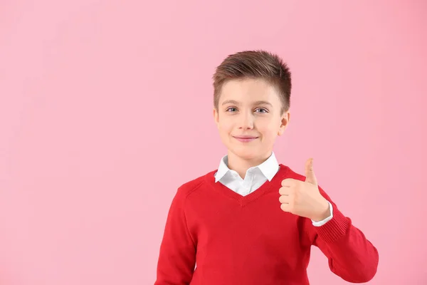 Симпатичный Маленький Ученик Показывает Большой Палец Вверх Цветном Фоне — стоковое фото