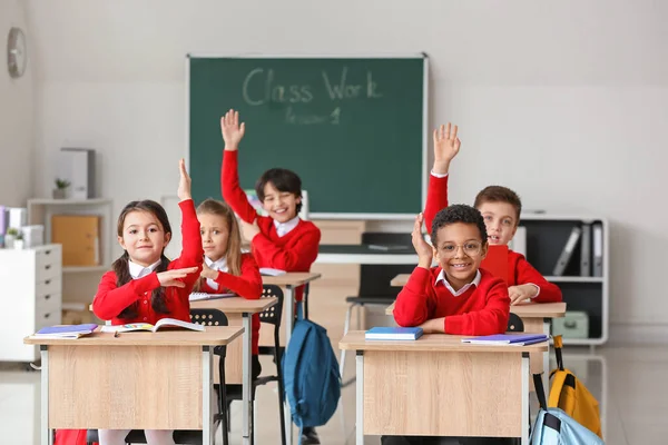 Carino Piccoli Alunni Durante Lezione Scuola — Foto Stock