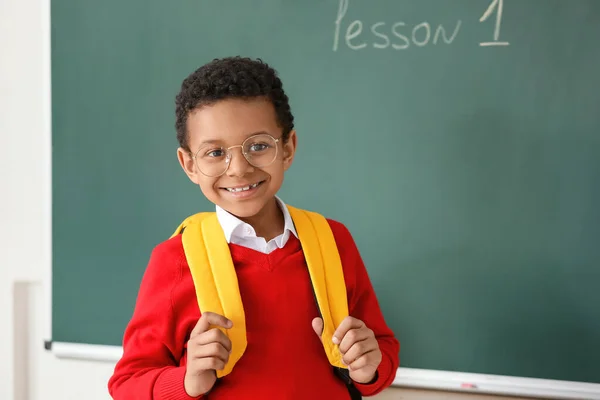 Murid Kecil Yang Lucu Dekat Papan Tulis Kelas — Stok Foto