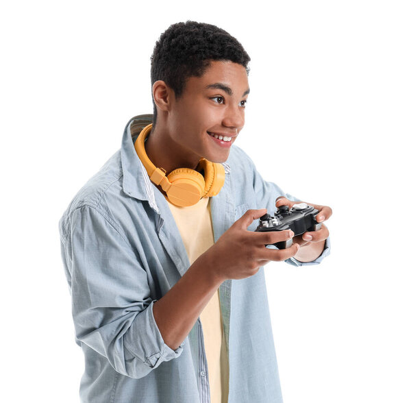 Афроамериканский подросток, играющий в видеоигры на белом фоне

