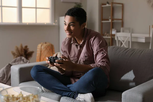 Αφρο Αμερικανός Έφηβος Παίζει Βιντεοπαιχνίδι Στο Σπίτι Βράδυ — Φωτογραφία Αρχείου
