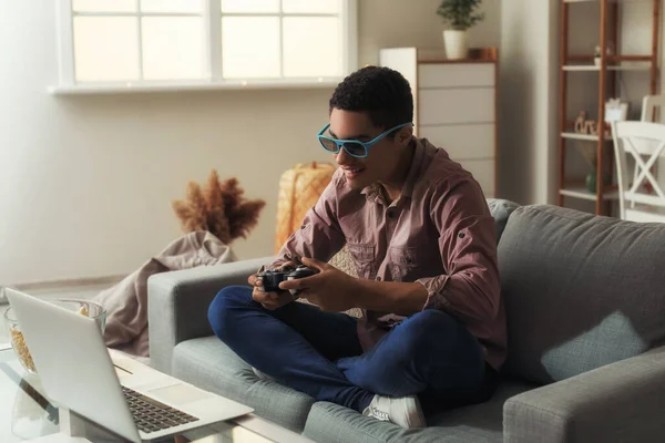 Αφρο Αμερικανός Έφηβος Παίζει Βιντεοπαιχνίδι Στο Σπίτι Βράδυ — Φωτογραφία Αρχείου
