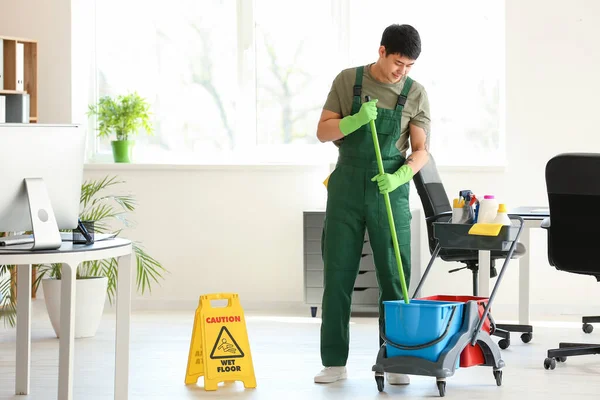 Männlicher Hausmeister Wischt Fußboden Büro — Stockfoto