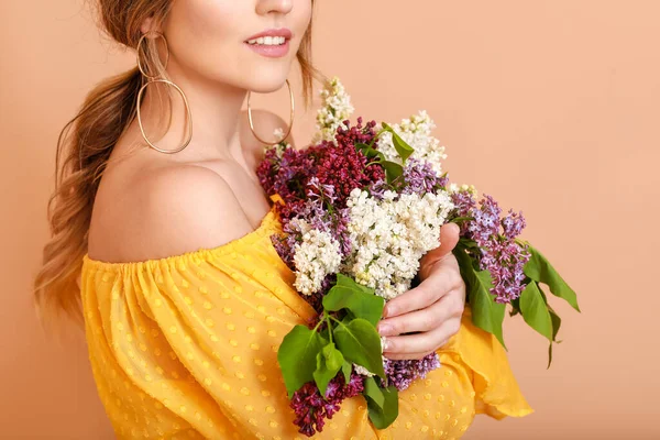 Belle Jeune Femme Avec Des Fleurs Lilas Sur Fond Couleur — Photo