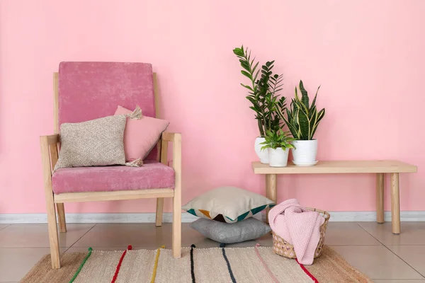 Comfortable Armchair Table Houseplants Color Wall — Stock Photo, Image
