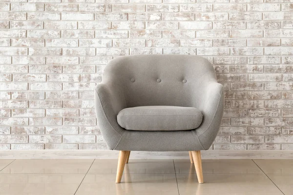 Comfortabele Fauteuil Nabij Bakstenen Muur — Stockfoto