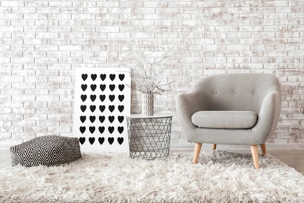 Comfortabele Fauteuil Tafel Buurt Van Bakstenen Muur — Stockfoto