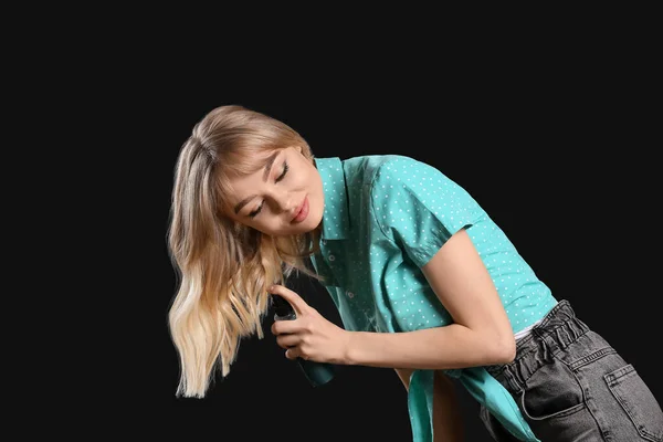 Schöne Junge Frau Mit Haarspray Auf Dunklem Hintergrund — Stockfoto
