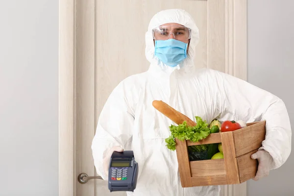 Correio Serviço Entrega Alimentos Terno Proteção Perto Porta Cliente Conceito — Fotografia de Stock