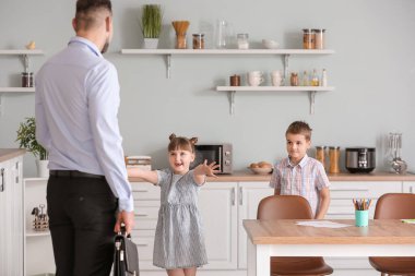 Mutlu çocuklar işten sonra babalarıyla buluşuyorlar.