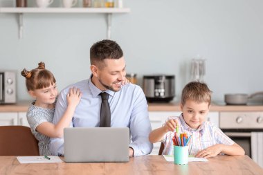 Evde çocukları olan çalışan bir baba.