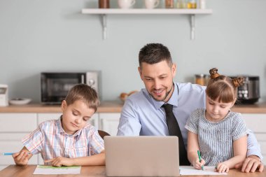 Evde çocukları olan çalışan bir baba.