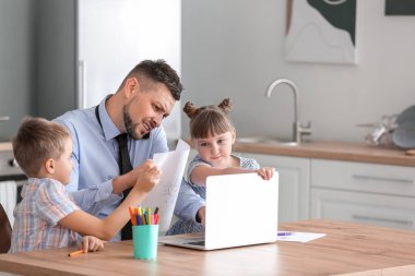 Küçük çocuklar babalarını işinden alıkoyuyorlar.