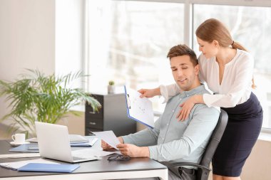 Ofiste patronunu baştan çıkaran seksi sekreter.