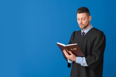 Renk arkaplanı hakkında kitabı olan erkek yargıç