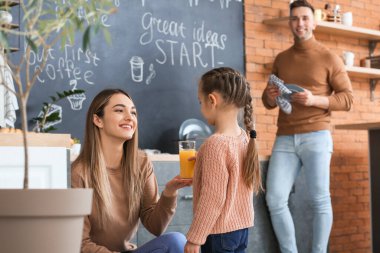 Mutlu aile, mutfakta birlikte vakit geçiriyor.