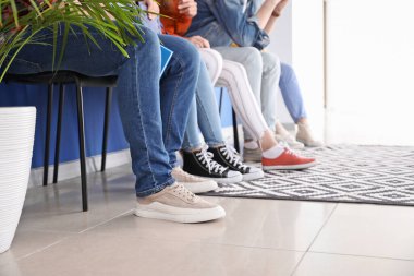 İnsanlar içeride sırada bekliyor.