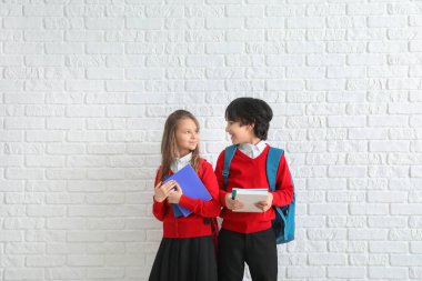 Beyaz arka planda sevimli küçük gözbebekleri