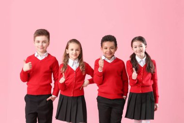 Renk arkaplanında başparmağını gösteren sevimli küçük gözbebekleri