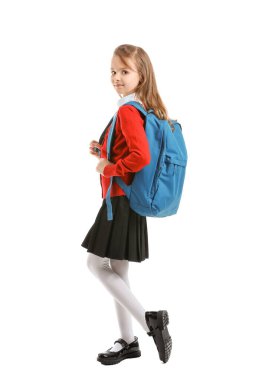 Beyaz arka planda sevimli küçük bir öğrenci.